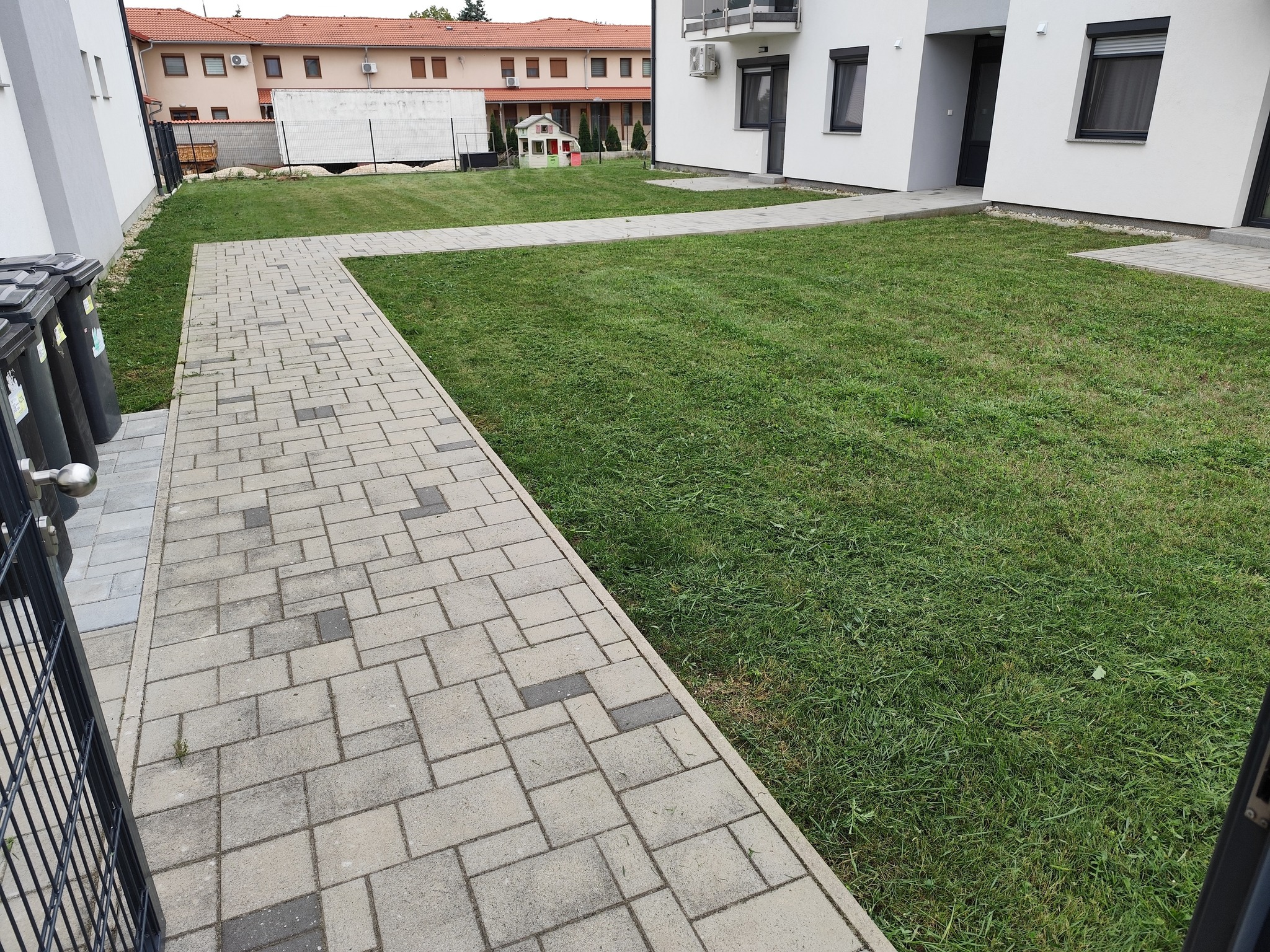 Galambos Martin kertgondozás közben